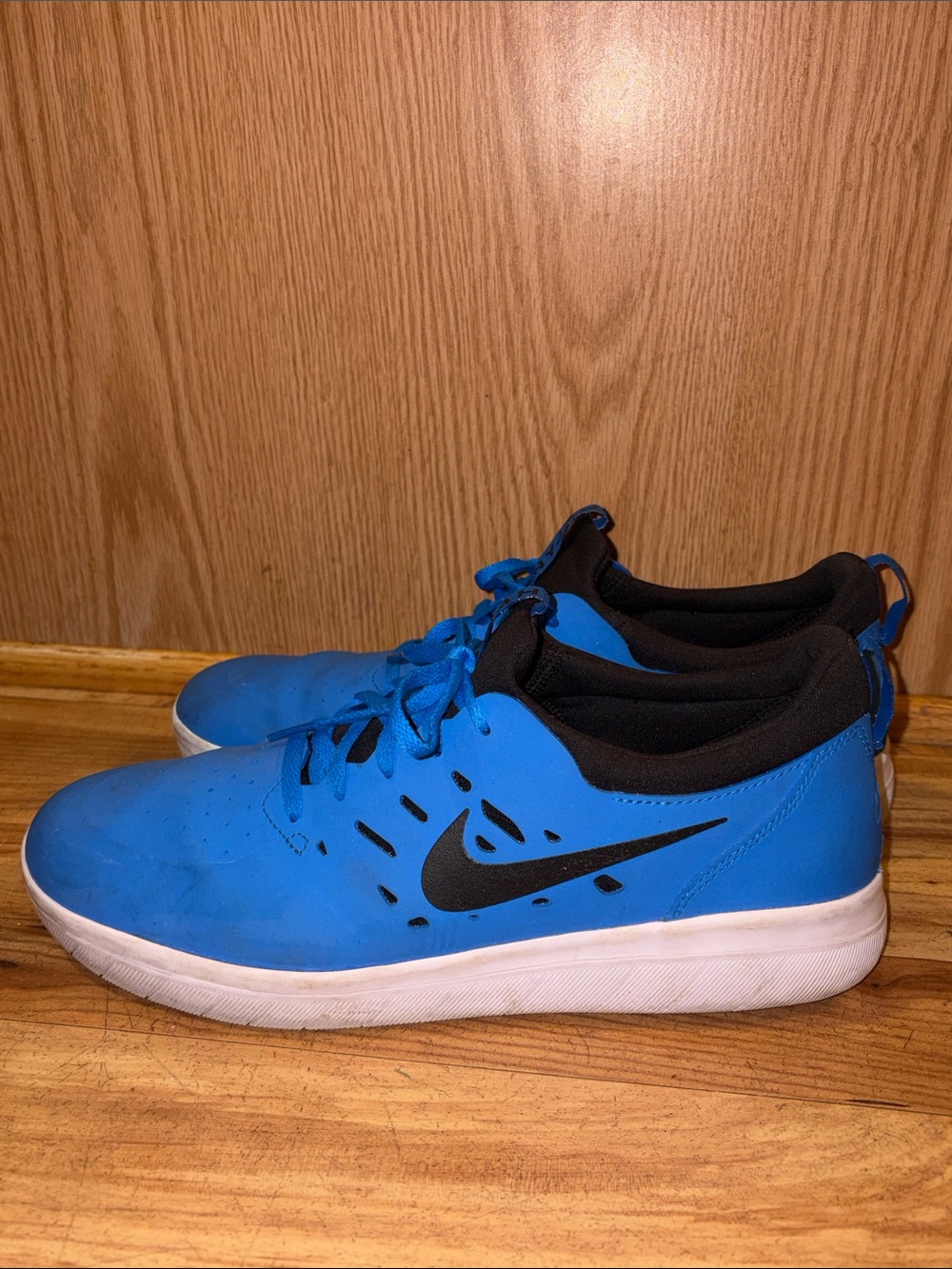 Nike SB Nyjah Free men size 9-1/2 Blue black skateboard sneakers shoes EUC
